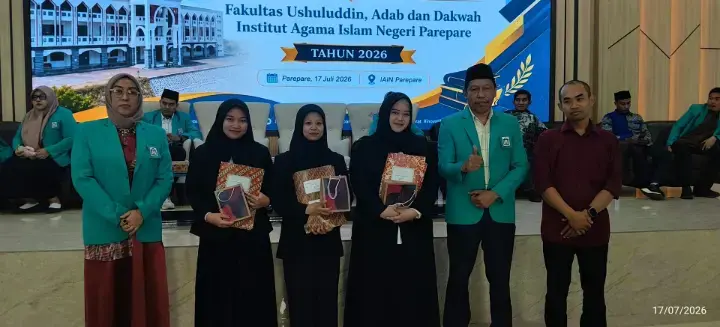 foto bersama mahasiswa terbaik dengan dekan dan dosen FUAD